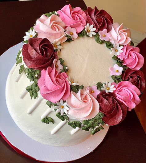 Floral Cake Ideas Birthday, Simple Mother’s Day Cake Designs, Mother Birthday Cake Ideas Mom, Cake For Mothers Birthday Mom, Elegant Mother's Day Cake Ideas, Pink Flower Cake Birthday, Mother’s Day Cakes Ideas, Pretty Mother’s Day Cakes, Women Cakes Birthday