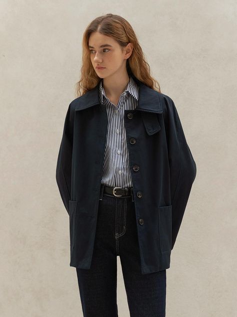 Trench Coat Ideas, Danish Style Fashion, Navy Trench Coat Outfit, Navy Jacket Outfit, Navy Coat Outfit, Uniqlo Winter, Japanese Winter Fashion, Winter Work Outfit, Navy Wool Coat