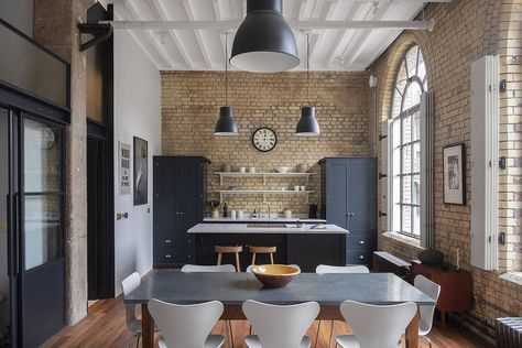 Bankside Loft by Yard Architects London Loft Apartment, Manhattan Loft, Gorgeous Apartment, Industrial Apartment, Loft Interior Design, Loft Interior, New York Loft, Cottage Renovation, Timber Beams