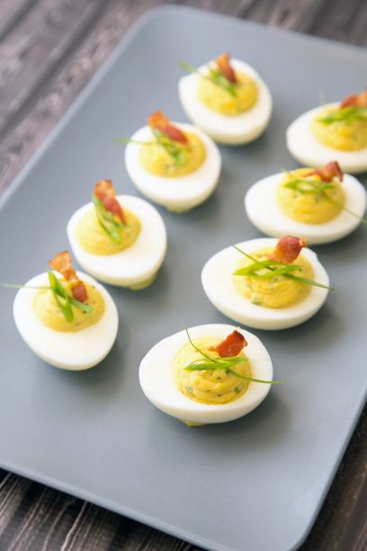 Bacon Deviled Eggs 1950s Food, Presentation Food, Bacon Deviled Eggs, Easy Party Food, Appetizers Recipes, Egg Dish, How To Eat Better, Great Appetizers, Starters Recipes