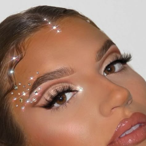 Rhinestones On Face Ideas, Festival Hair With Glitter, Angel Glitter Makeup, Pearl Rave Makeup, Makeup With Stones And Glitter, Jewels On Face Rhinestones, Rave Makeup Glitter Jewels, Festival Rave Makeup, Makeup Gem Looks