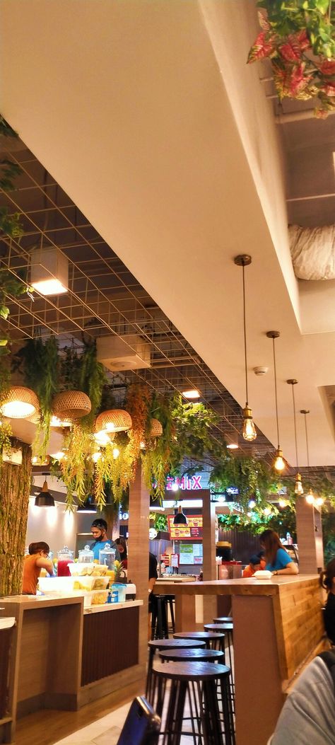 Art ideas decorations Cafe Lighting Ideas, Plants Store, Coffee Shop Lighting, Hanging Light Bulbs, Coffee Shop Interior Design, Open Ceiling, Color Lights, Coffee Shops Interior, Cafe Lights