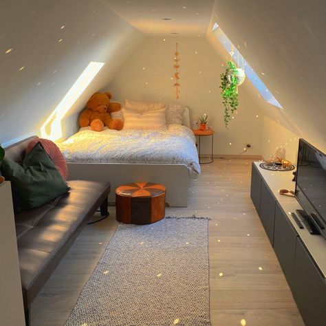 room Attic Aesthetic Bedroom, Bedroom Loft Aesthetic, Attic Room Aesthetic Cozy, Attic Bedroom Designs Aesthetic, Vaulted Room Decor, Attic Ideas Aesthetic, Cute Dr Bedrooms, Short Slanted Ceiling Bedroom, Room Ideas Aesthetic Attic