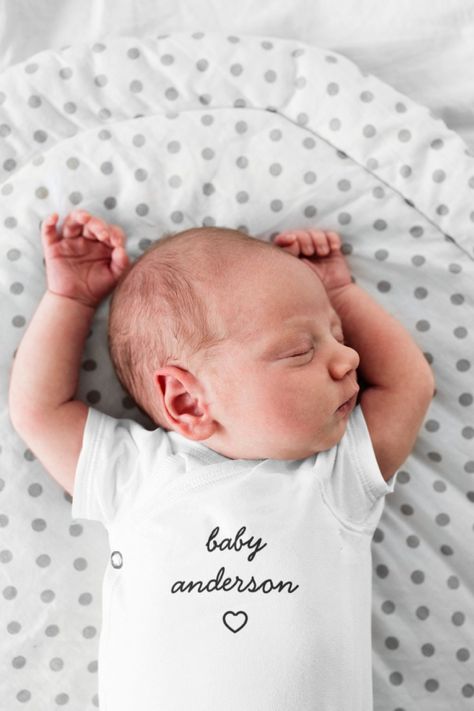 🏷️$18.35 📢Unlimited FREE shipping on every order, year round 🎁 Simple, stylish baby surname custom quote art bodysuit with modern, minimalist typography in black in a bold trendy style and heart design detail. The perfect gift or cute accessory for a new baby birth, baby shower or adorable christmas present! The message can easily be personalized with your own words and baby's name for a gift as unique as your new little loved one! 🔥 #baby #surname #heart #modern #cute #stylish #adorable #n Unisex Baby Shower Themes, Comfy Everyday Outfits, Thanksgiving Baby Onesie, Grandma Onesie, Gray Clothes, Fall Onesie, Hoodies For Couples, Spanish Baby Clothes, Funny Baby Shower Gifts