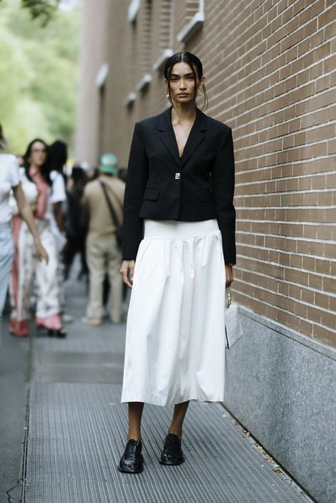 The Best Street Style at Milan Fashion Week Spring-Summer 2024 | Elle Canada Loafer Outfits, Mfw Street Style, Stile Boho Chic, Milan Fashion Week Street Style, Top Street Style, Milan Street Style, Estilo Preppy, Frou Frou, Milano Fashion Week