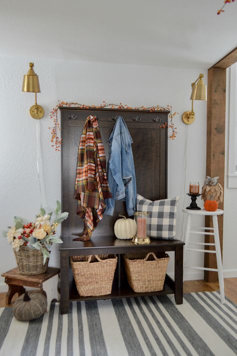 Fresh Fall Entryway with Style and Storage - Decorating Ideas, Better Homes & Gardens at Walmart Hall Tree, seasonal decor. #bhg #bhghome #ad #entryway #halltree #falldecoratingideas #homedecoratingideas #fall Thanksgiving Entryway, Fall Entryway Decor, Hall Tree Bench, White Console Table, Fall Entryway, Cozy Fall Decor, Hall Tree, Fall Halloween Decor, Little Cottage