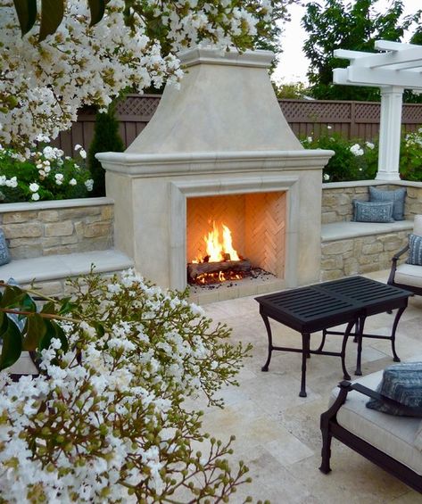 Traditional Patio, Outdoor Fireplace Designs, Outdoor Fireplace Patio, Patio Fireplace, Backyard Fireplace, Cozy Backyard, Outside Patio, Casa Exterior, Patio Makeover