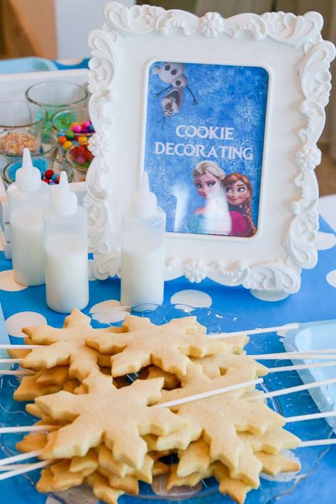 Cookie making station at a Frozen birthday party! See more party ideas at CatchMyParty.com! Anna Party Ideas, Frozen Birthday Ideas Diy, Frozen Themed Birthday Party Activities, 5th Frozen Birthday Party, Frozen 2 Birthday Party Ideas Food, Frozen Birthday Party Crafts, Frozen 2 Party Food, Frozen Birthday Party At Home, Frozen Birthday Crafts