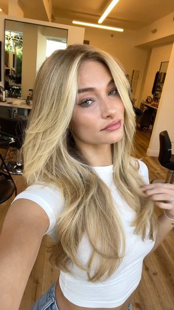 Rooted Blonde Curtain Bangs, Blond With Layers, On Camera Blonde, Long Hair Styles Blonde, Blonde Contouring Hair, Dirty Blonde Roots Balayage, Contouring Hair Blonde, Contouring Blond, Hair Contouring Blonde