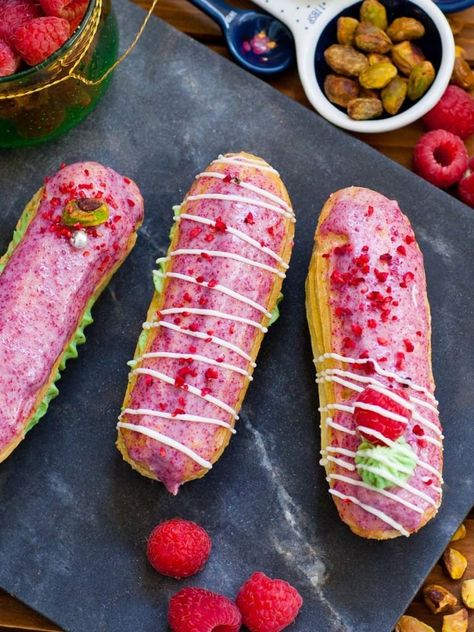 Eclair Recipe Videos, Raspberry Eclairs, Choux Dough, Raspberry Pistachio, Eclair Recipe, Pistachio Cream, Dried Raspberries, Pastry Desserts, حلويات صحية