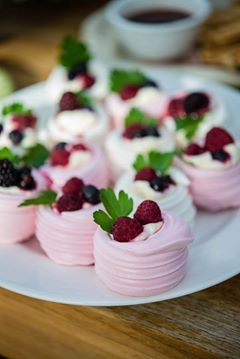 Meringue cups - what a lovely gluten free dessert idea! Dessert Bord, Meringue Recept, Pavlova Dessert, Mini Pavlova, Tea Party Food, Wedding Dessert, Deilig Mat, Mini Cheesecakes, Wedding Desserts