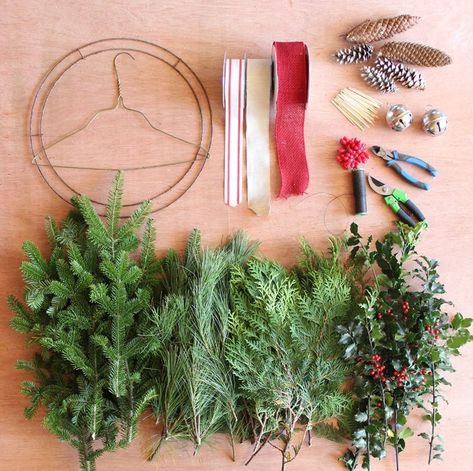 Wreath Making Party, Navidad Natural, Traditional Christmas Wreath, Natural Christmas Wreaths, Christmas Wreaths Diy Easy, Easy Diy Wreaths, Christmas Swag, Easy Christmas Wreaths, Swag Wreath