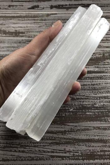 Crystals Altar, White Stone Jewelry, Selenite Crystal Wands, Fairy Nature, Earth Fairy, Crystal Wands, Selenite Wand, How To Make Crystals, Crystal Massage