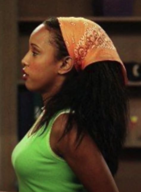 2000s Fashion Bandana, Bandanna Hairstyle 90s, 1999 Hairstyles Black Women, Bandana Black Woman, Bandana Hairstyles Black Women, 90s Bandana Outfit, 90s Bandana Hairstyles, Hairstyle With Hat, 1980 Hairstyles