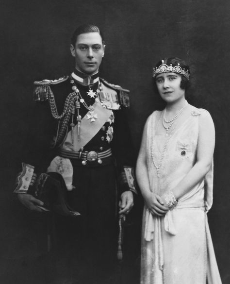 George VI and Queen Elizabeth Lotus Flower Tiara, Royal Photography, The Queen Mother, Royal Family Pictures, Rainha Elizabeth Ii, Queen Mum, Flower Tiara, King George Vi, Elisabeth Ii