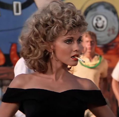 Grease Icons Aesthetic, Grease Movie Makeup, Sandy Grease Aesthetic, Sandy From Grease Makeup, Sandy Makeup Grease, Sandy Grease Hair, Grease Aesthetics, Sandy Grease Outfit, Sandra Dee Grease