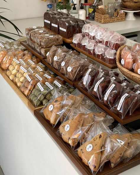 Pastry Packing Ideas, Cafe Cookies Display, Small Cake Display, Bakery Set Up Display, Packaged Food Display, Drop Cookie Packaging, Farmers Market Bakery Packaging, Cafe Baked Goods Display, Easy Bakery Items To Sell