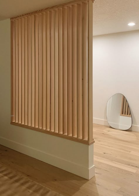 Vertical Slats Room Divider, Dowel Room Divider, Vertical Slat Room Divider, Wall Seperate Ideas, Slatted Wall Divider, Entryway Divider, Eksterior Modern, Modern Room Divider, Home Hall Design