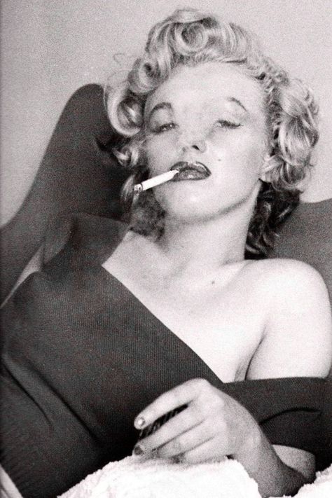 Marilyn Monroe #smoking Marilyn Monroe Fotos, Estilo Marilyn Monroe, Photos Rares, Marilyn Monroe Photos, Norma Jean, Norma Jeane, Amy Winehouse, Steve Mcqueen, Brigitte Bardot