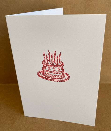 A simple and classic hand stamped greetings card with an image of a birthday cake stamped in red ink.  Card measures 11.4cm x 16.2cm (4.5" x 6.4") and is left blank inside for your own message. The white card I use is 100% recycled and is 300gsm.  The brown Fleck Kraft envelope is made from 100% recycled paper and has a really natural feel.  The clear bag that protects the card is fully biodegradable and compostable (made from corn starch). The bag is made in the UK from film that has been accre Birthday Envelope Design, Homemade Birthday Card Boyfriend, Line Art Birthday Card, Illustrated Birthday Cards, Aesthetic Cards Ideas Handmade, Birthday Aesthetic Card, 20th Birthday Card Ideas, Mom Bday Cards, Homemade Bday Cards