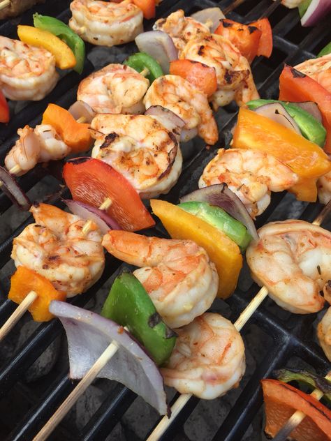 Barbecue Party Food, Bbq Party Food, Shrimp Kabobs, Prawn Dishes, Seafood Boil Recipes, Grilled Shrimp Recipes, Lime Shrimp, Summer Snacks, Healthy Lifestyle Food