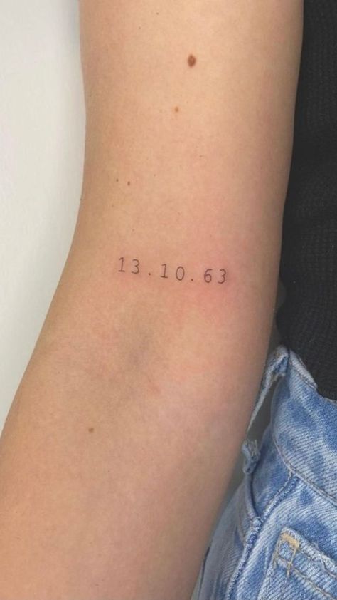 Tattoos Of Dates, Etched Tattoo, Tattoos For Your Child, Datum Tattoo, Creative Tattoo Ideas, Word Tattoo Ideas, Small Arrow Tattoos, Date Tattoos, Cute Hand Tattoos