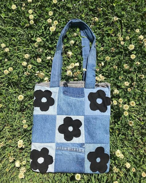 Rain's Reworks 🧵 | checkered flower totes! which color scheme do you like better? #denim #upcycling #upcycleddenim #sewing #rework #recycle #diy #totebag… | Instagram Recycle Bag Design Ideas, Upcycle Bags Diy, Diy Cloth Bag, Denim Upcycling Ideas, Handmade Tote Bags Diy, Denim Sewing Ideas, Diy Bag Ideas, Denim Tote Bags Diy, Upcycled Denim Bag