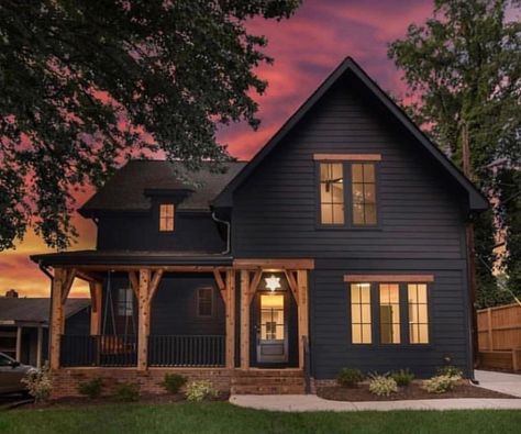 🖤🖤🖤 - weekend sales picks are up on Beckiowens.com!! Design/build @thrdesignbuild Batton Board House Exterior, Northeast Homes, Modern Farmhouse Design House Plans, House Siding Ideas, Siding Ideas, Modern Homestead, Black Houses, House Plans Ideas, Dark Trim