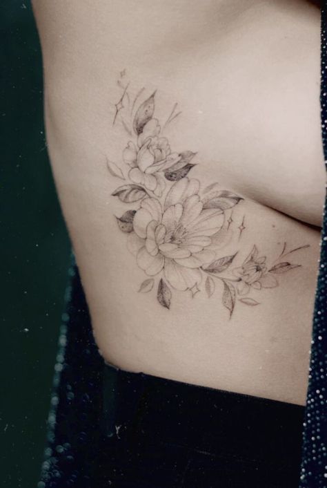 Flower Tattoo On Ribs, Tattoos On Side Ribs, Underboob Tattoo Designs, Ray Tattoo, Rib Tattoos For Women, Feminine Tattoo Sleeves, K Tattoo, Underboob Tattoo, Side Tattoos