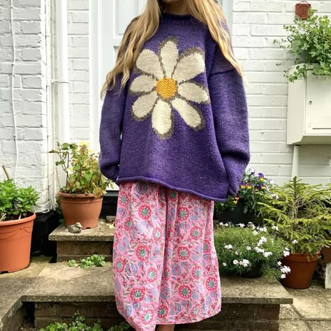 Knitted Flower Sweater, Vintage Sweater Outfit, Granola Life, Summer Jumpers, Kidcore Aesthetic, Hand Knitted Jumpers, Crochet Jumper, Making Clothes, Jumper Outfit