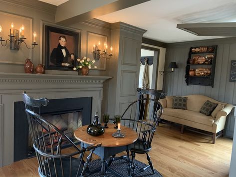 Small Colonial Living Room Ideas, New England Colonial Living Room, Colonial Sitting Room, Early American Living Room, Colonial Living Room Ideas, Fireplace Office, Colonial House Interior, Colonial Living Room, Colonial Interiors