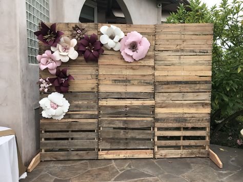 Pallet Wall with Paper Flowers perfect for Bridal Shower Decor - pallet backdrop Pallet Party Decor Backdrops, Easy Pallet Backdrop, Graduation Pallet Backdrop, Pallet Flower Wall, Pallet Backdrop Birthday, Pallet Backdrop Graduation, Diy Pallet Backdrop, Pallet Backdrop Wedding, Pallet Wall Backdrop