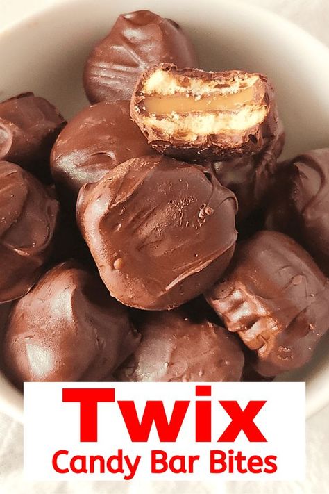 Yummy 3-Ingredient Twix Candy Bar Bites - Chocolate, caramel and crunch! Homemade Twix Bars Recipe, Crunch Candy Bar, Twix Candy Bar, Twix Bites, Twix Candy, Caramel Recipe Easy, Homemade Twix Bars, Bar Bites, Twix Chocolate