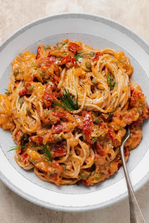 Creamy Sun-dried Tomato Pasta with Capers and Dill - delicious spaghetti dish with creamy vegan sun-dried tomato sauce. This pasta is a great dinner recipe by itself or you can your favorite protein! It's delicious with salmon, tofu, or any vegan meat you like. For this and other vegan pasta recipes, click through to my blog via the link! #veganpasta #pastarecipe August Recipes Healthy, Canned Food Meals, Dinner Recipes Veggies, Healthy Noodles Recipes, Sundried Tomato Spaghetti, Creamy Sundried Tomato Pasta, No Meat Recipes, Pasta With Capers, Salmon Tofu