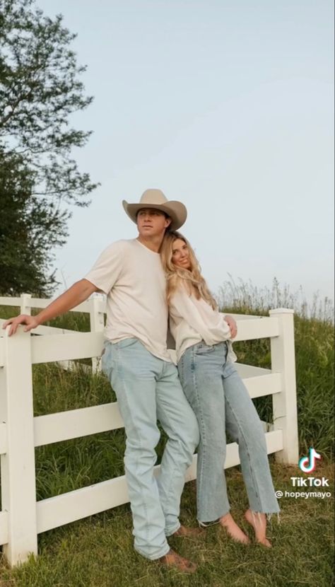 Family Western Photoshoot Outfits, Engagement Photos Outfits Cowboy Boots, Engagement Photos Boots, Jean Couple Photoshoot, Engagement Shoot Outfit Summer Casual, Blue Jeans Engagement Photos, Simple Engagement Photo Outfits, Engagement Photos Outfits Outdoor, Easter Couple Outfits