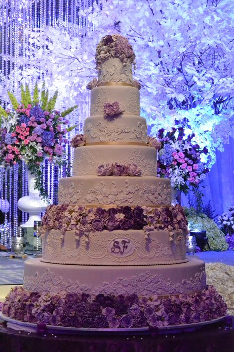 Wedding Purple Cake, Tangled Themed Wedding Cake, Lavender And Gold Wedding Cake, Lilac Quince Cake, Purple Quinceanera Cake, Purple Cake Wedding, Purple Wedding Cake Elegant, Cake Debut, Luxury Wedding Cake Unique