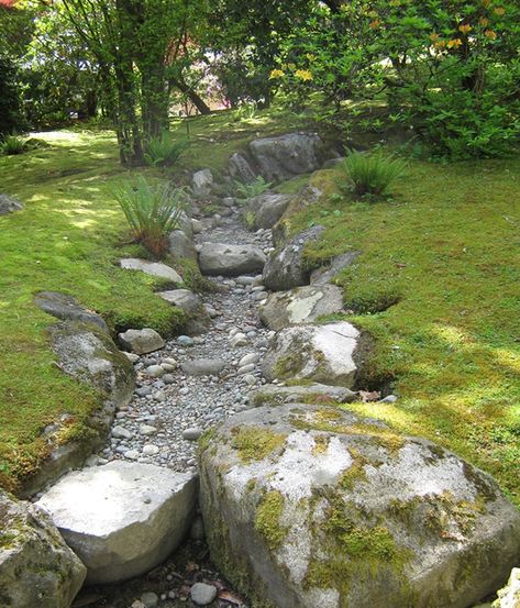 Dry Riverbed Landscaping, Backyard Stream, Garden Stream, Garden Japanese, Japanese Garden Landscape, Dry River, Backyard Water Feature, Japanese Garden Design, Waterfalls Backyard