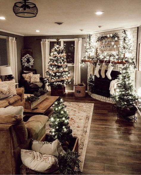 Cool 30+ Best Ideas For Apartment Christmas Decoration December Decor, Jul Diy, Christmas Living Rooms, Christmas Room, Indoor Christmas, Farmhouse Christmas Decor, Tree Diy, Fireplace Mantel, Noel Christmas