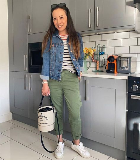 Fall Outfits With Green Cargo Pants, Hunter Cargo Pants Outfit, Olive Utility Pants Outfit, How To Wear Army Green Pants, Green Cargo Pants Jean Jacket, Green Kacki Pants Outfit, Smart Cargo Pants Outfit, Green Cargo Capris Outfits, Green Combat Pants Outfit