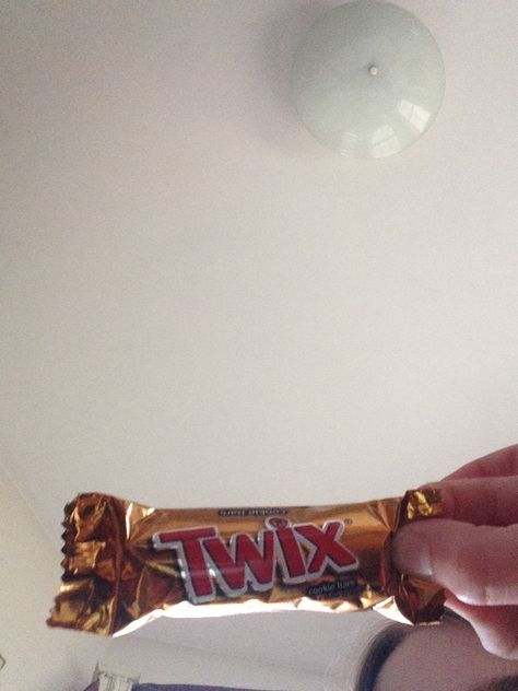 Twix the best candy ever Twix Bar, Raspberry Ice Cream, Mango Ice Cream, Bar Vintage, Italian Ice, Mango Smoothie, Best Candy, Vintage Aesthetic, Simple Ingredient