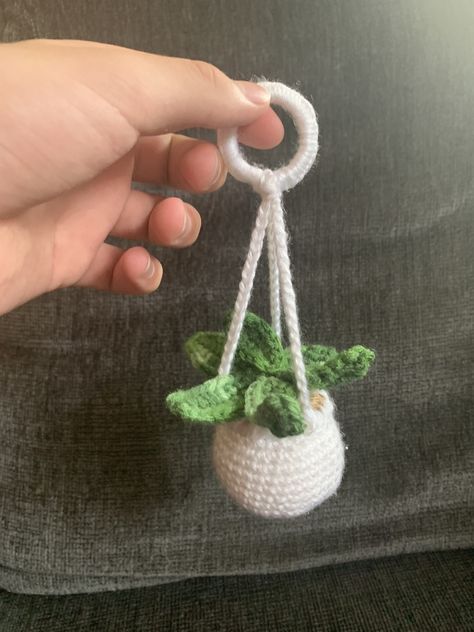 Mini Crochet Projects Gifts, Beginner Crochet Plant, Things To Crochet Your Best Friend, Hanging Flower Crochet Pattern, Small Crocheting Projects, Mini Hanging Plant Crochet Pattern, Small Crochet Projects Beginner, Crochet Small Things Ideas, Tiny Crochet Plant