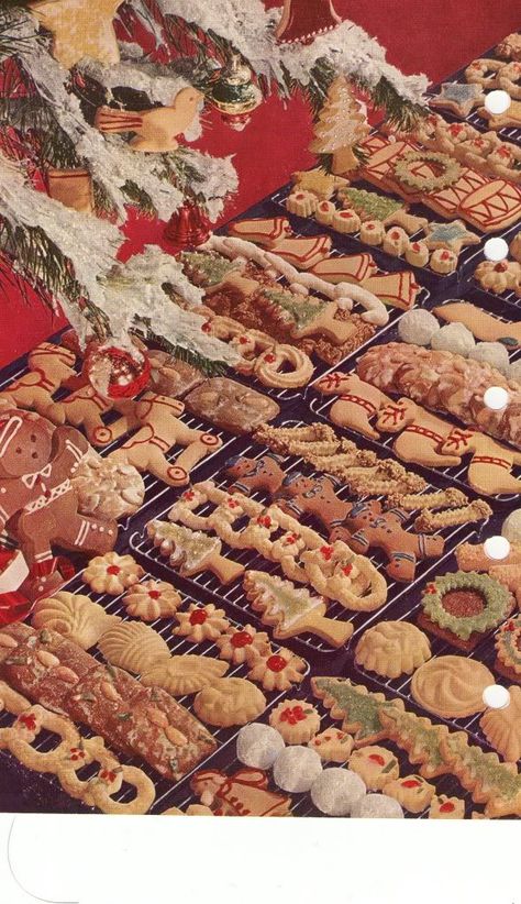 Christmas baking from 1950s Betty Crocker cookbook... Loved looking at all the beautiful pictures in This cook book....  I soooo remember this ! Betty Crocker Cookbook, Štědrý Den, Retro Christmas Decorations, 귀여운 음식 그림, Retro Food, 1950s Christmas, Vintage Baking, Vintage Food, Retro Recipes