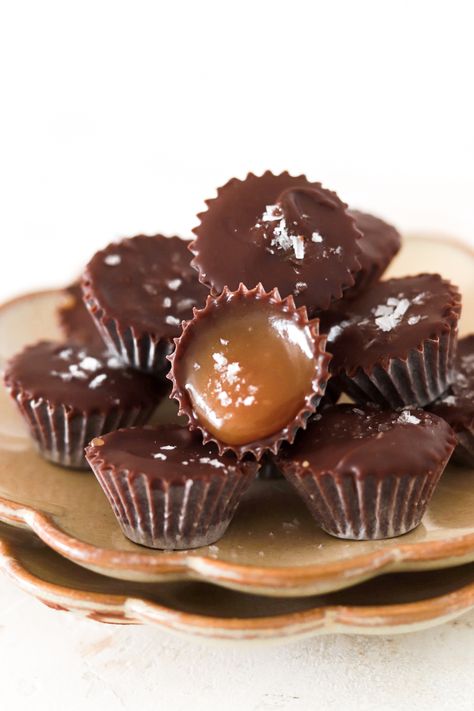 Homemade chocolate cups filled with creamy salted caramel sauce! These delicous and cute mini bites are perfect to grab when your craving somethings sweet and delicious. They are really easy to make but hard to stay away from! #chocolatecups #godis #choklad #sockerfritt #kolasås #saltkaramell #hembakat #efterrätt #homemadecandy #chocolatecandy #saltedcaramel #healthycandy #healthysweets Healthy Candy, Small Cupcakes, Mini Bites, Cupcake In A Cup, Salted Caramel Sauce, Salted Caramel Chocolate, Caramel Chocolate, Chocolate Cups, Homemade Candies