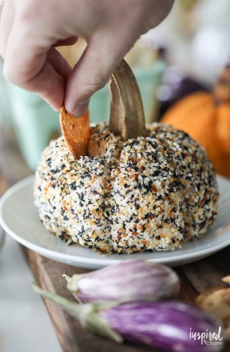 This pumpkin-shaped Everything Bagel Cheese Ball is the perfect fall appetizer recipe. #cheeseball #fall #appetizer #autumn #cheese #ball #everythingbagel #everything #bagel #recipe #easy #epic Everything Bagel Cheeseball, Fall Recipes Appetizers, Fall Appetizer, Thanksgiving Appetizer, Dessert Halloween, Herbst Bucket List, Fall Appetizers, Delicious Appetizer Recipes, Cheese Ball Recipes