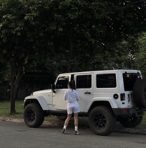 White Jeep, Dream Cars Jeep, Jeep Rubicon, Car Goals, Luxury Lifestyle Dreams, Cadillac Eldorado, Jeep Cars, Volkswagen Polo, Fancy Cars