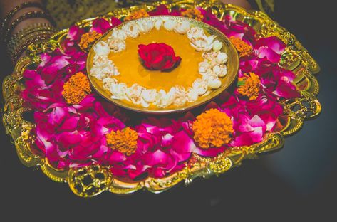 Haldi Plate, Casual Wedding Decor, Haldi Ceremony Decorations, Fruit Container, Morning Of The Wedding, Mehendi Decor Ideas, Bride Entry, Groom And Bride, Desi Wedding Decor