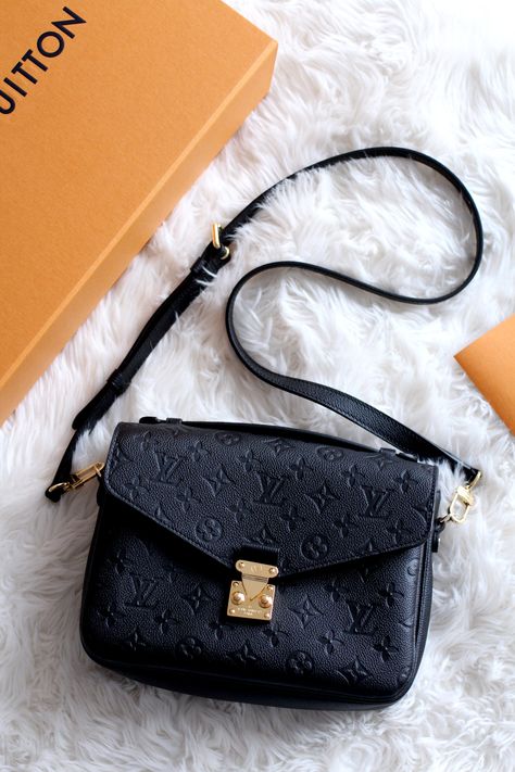 Pochette Louis Vuitton, Black Louis Vuitton, Louis Vuitton Pochette Metis, Louis Vuitton Crossbody Bag, Louis Vuitton Pochette, Lv Handbags, Burberry Handbags, Black Leather Bags, Gucci Handbags