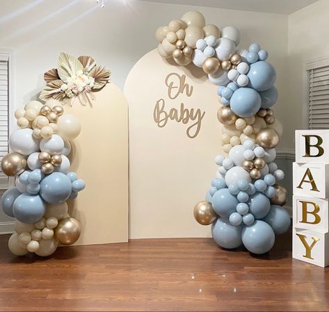 Gender Reveal Backdrop Neutral, Blue White Tan Balloon Garland, Babyshower Background Boy, Dusty Blue And White Balloon Garland, Double Arch Backdrop, Neutral Blue Baby Shower Ideas, Boy Baby Shower Backdrop Ideas, Boho Gender Reveal Decorations, Gender Reveal Neutral Colors