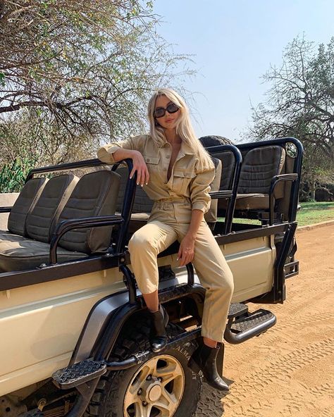 Safari Vibes Aesthetic, Safari Instagram Pictures, Vintage Safari Outfit, Safari Travel Aesthetic, Safari Editorial, Safari Outfit Women, Desert Outfit, Tropical Outfits, Africa Holiday