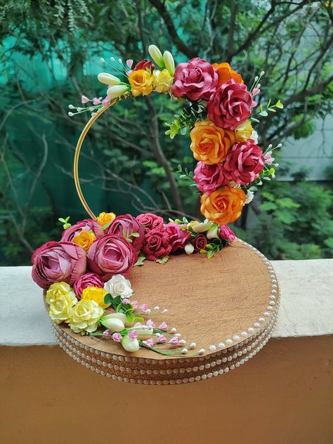 Ring tray for engagement Handmade Ring Platter, Engagement Rings Holder Ideas, Engagement Ring Platter Trays Indian Weddings, Engagement Tray Decoration Indian, Engagement Plate Decoration Indian, Handmade Engagement Ring Platter, Engagement Tray Decoration, Ring Ceremony Platter, Ring Holder Diy Wedding